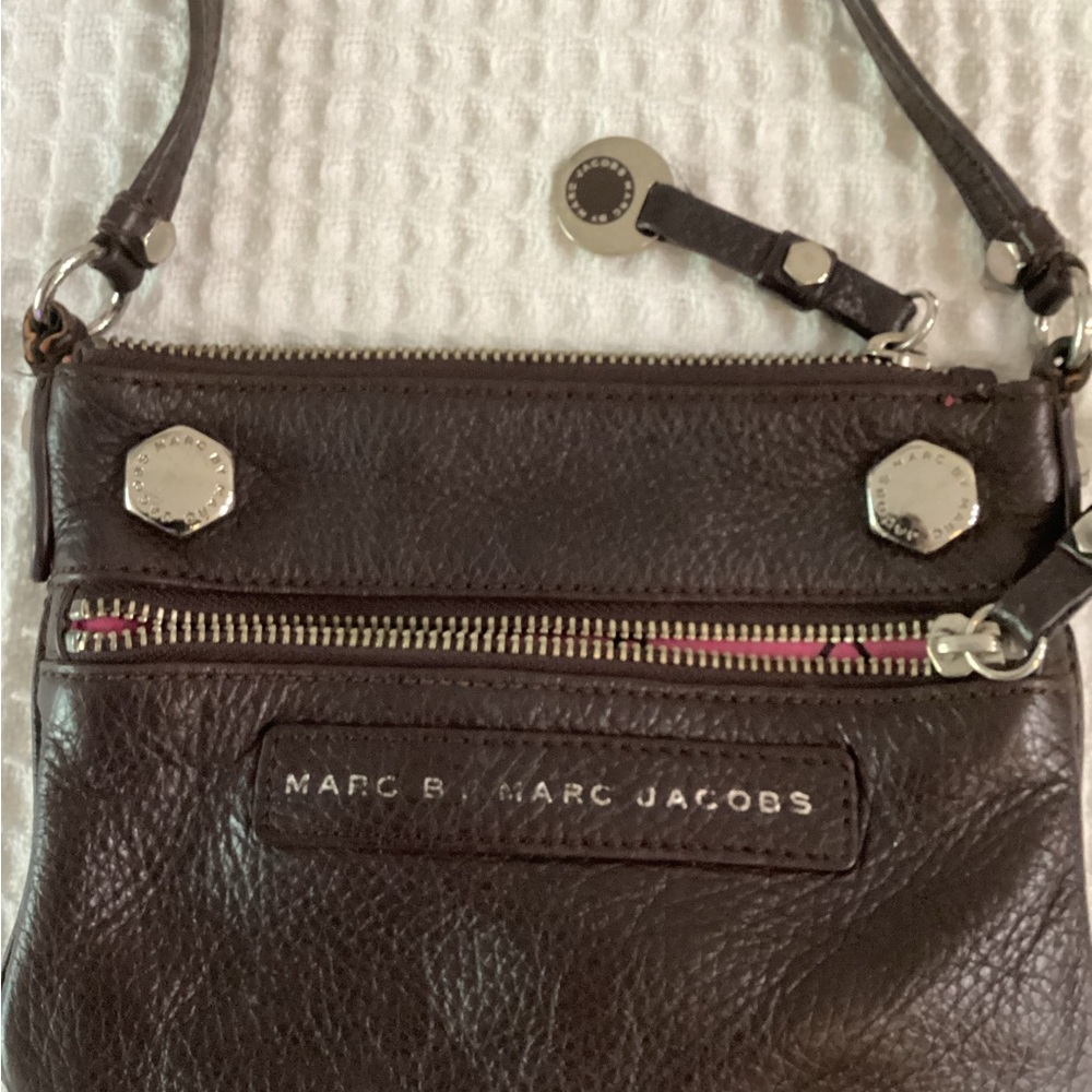 Marc by Marc Jacob’s Small Crossbody
Brown Leather
2 pockets